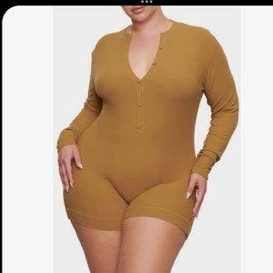 Gold long sleeve Henley Skims 4X